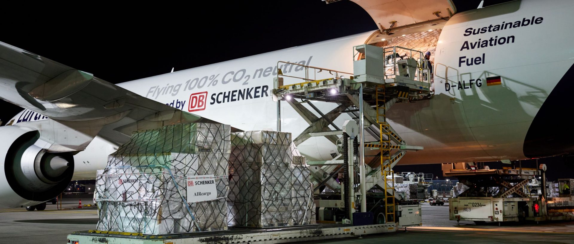 Unloading the aircraft in Frankfurt_Credit Lufthansa Cargo_Oliver Roesler